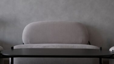 ソファとコーヒーテーブル