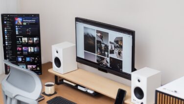 在宅ワーカー向けのモダンなデスクセットアップ