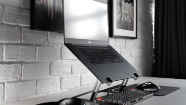 モニタとキーボードを備えたデスク環境