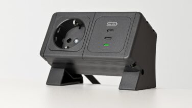 黒のUSB-C電源アダプター