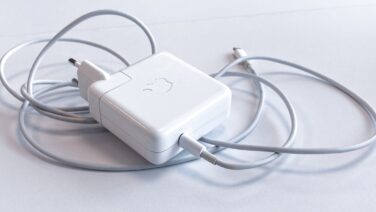 Apple充電アダプターと白いテーブル