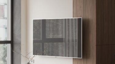 テレビが壁掛けされたリビングルーム