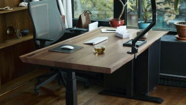 電動昇降デスク｜在宅ワーカーが立って作業