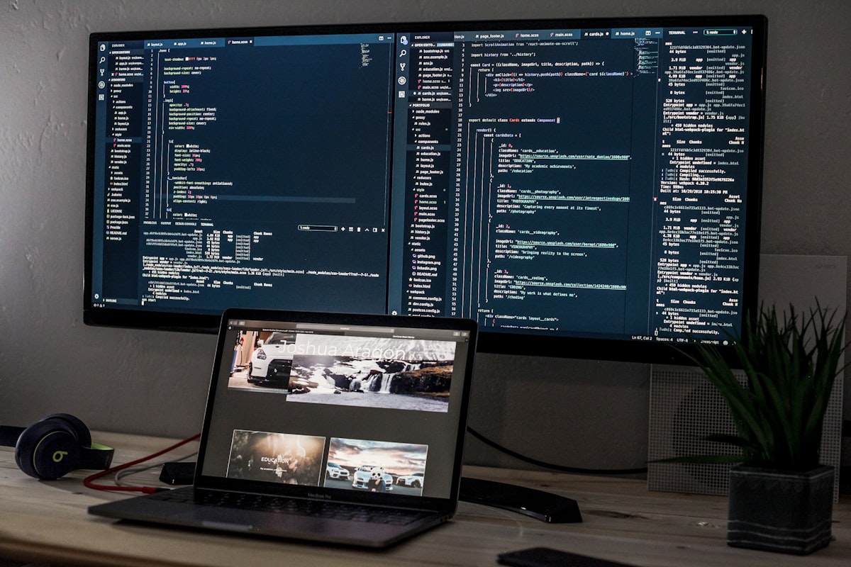 机の上のノートPCと横長モニター