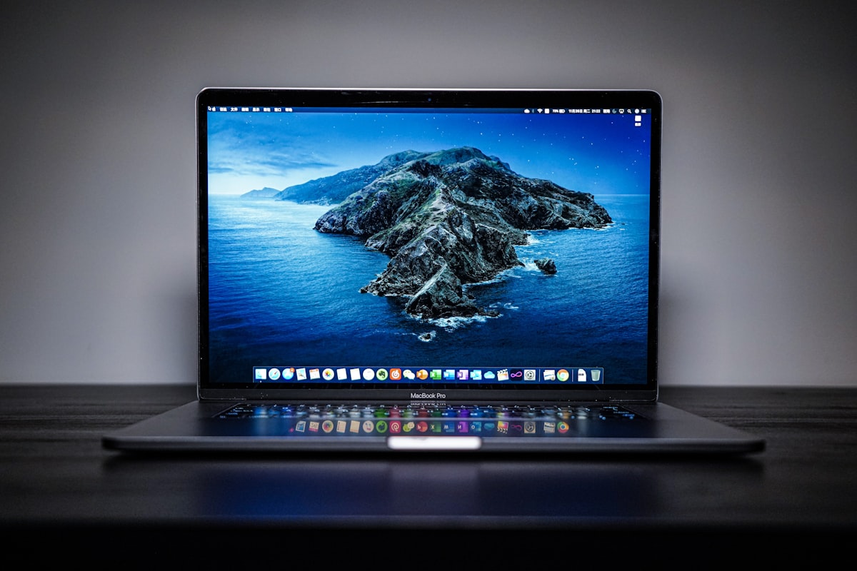 ノートPCを外部モニターにつないだデュアル画面のデスク