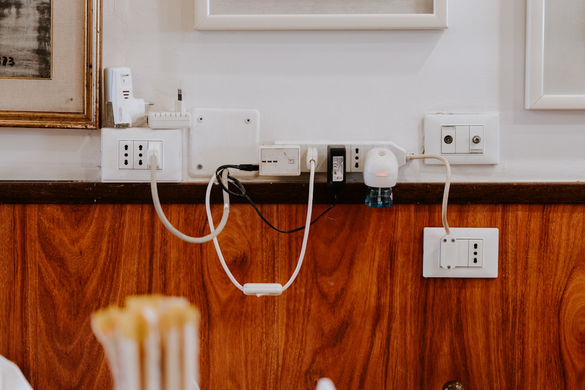 木の床に置かれた白い電源タップ