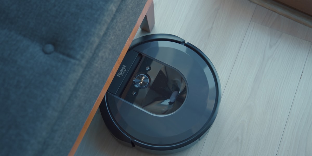 ソファの横の床を走行するロボット掃除機