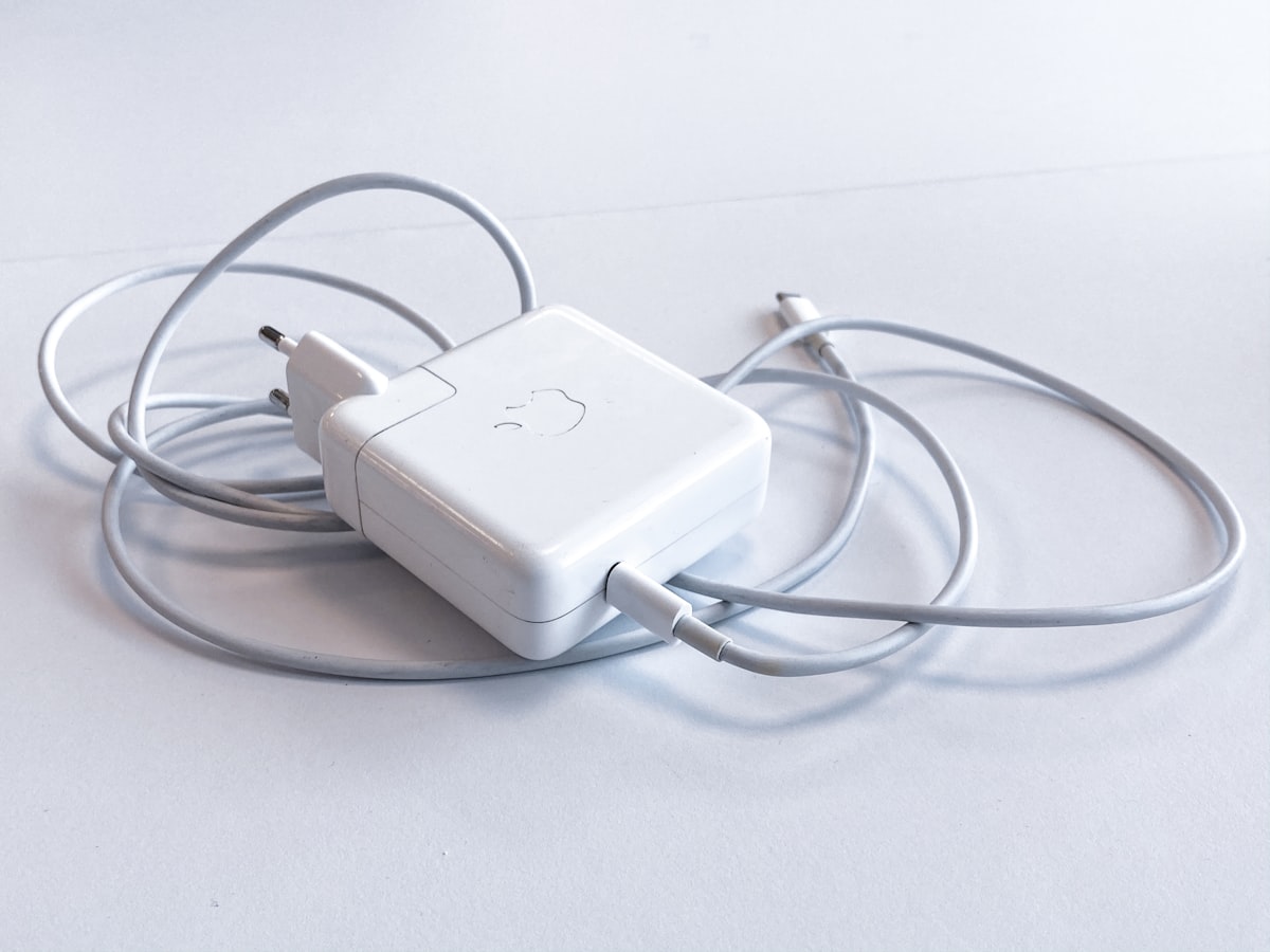 白いテーブルに置かれたUSB-C充電アダプター