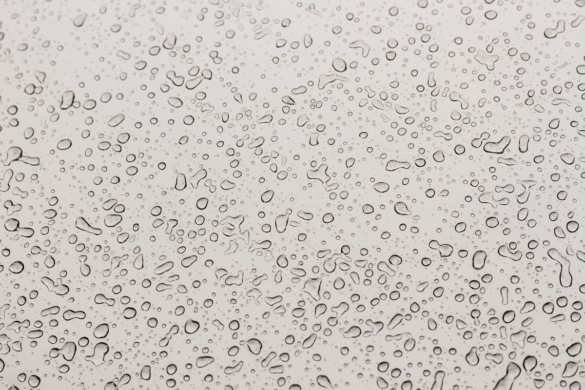 生地の表面ではじかれた水滴